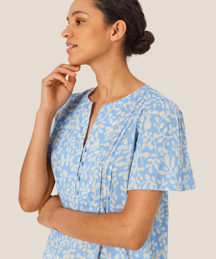 Delphia Blus, Della Blue